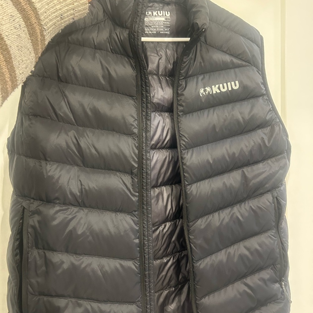NWOT KUIU Men's Dark Gray Quilted Vest